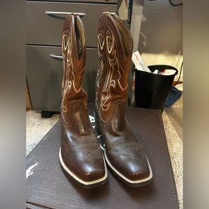 8D Ariat Western Boots
